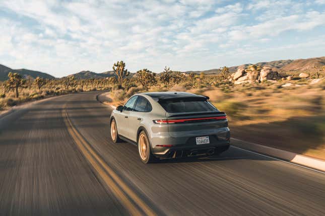 2024 Porsche Cayenne Turbo GT-এর পিছনের তিন-চতুর্থাংশ দৃশ্য